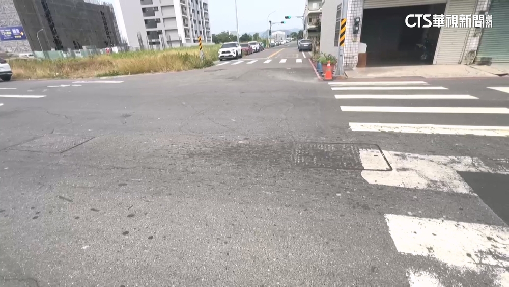 人孔蓋釀打滑失控？騎士撞轎車　車噴飛路中央