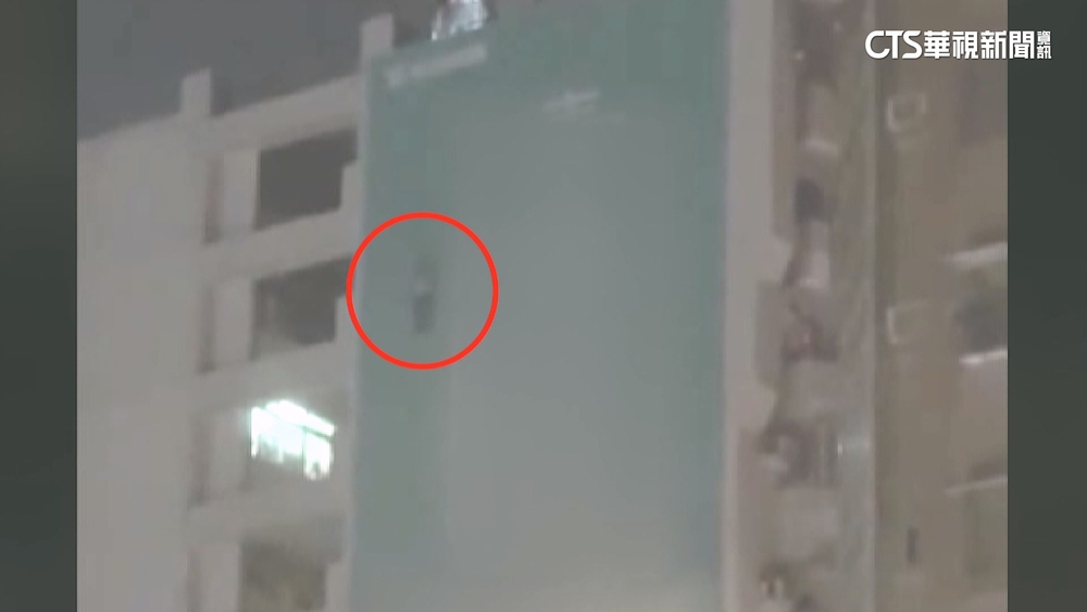 高雄男半夜詭掛15樓外牆　僅靠繩索強撐50分鐘獲救