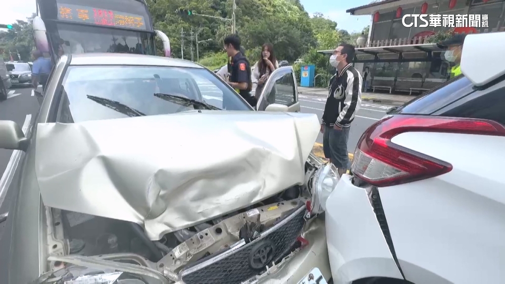 基隆車禍！「未注意車前」客運追撞3車　1車成廢鐵