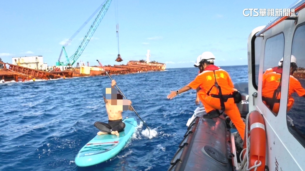 蘭嶼龍頭岩民眾划SUP體力不支　海巡火速救援脫困