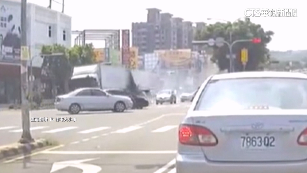 向上路連撞22車最新影曝　聯結車猛閃黃燈疑知出狀況