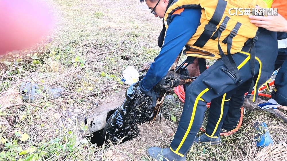 草堆隱藏廢棄油槽！男割草跌落　全身黑如「猛毒」