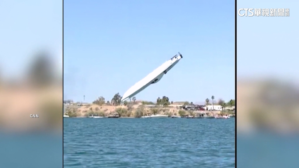 驚險瞬間！美快艇空中轉數圈翻覆　船上兩人幸無礙