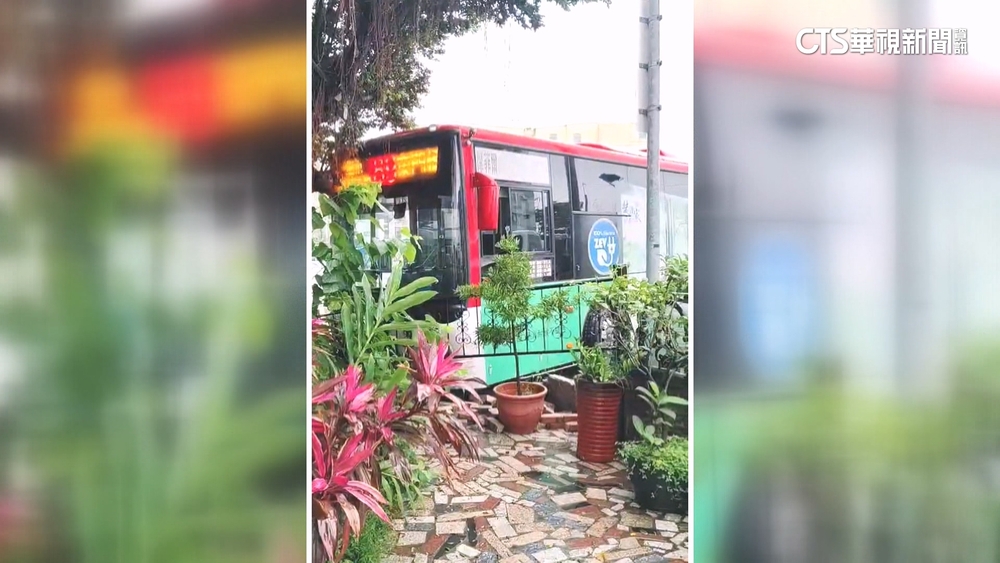 疑天雨路滑壓到積水！　公車「S型」2度甩尾撞大樓磚牆