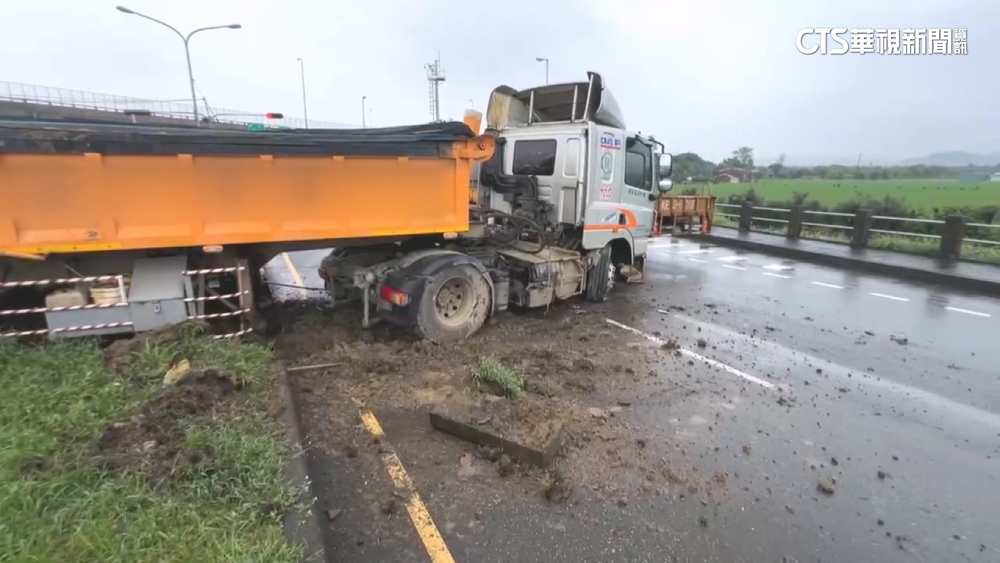 剎車失靈？　砂石車下匝道直衝自撞　卡分隔島
