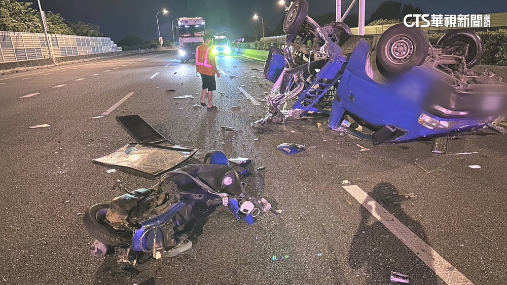 國1彰化交流道清晨車禍　小貨車翻覆駕駛命危