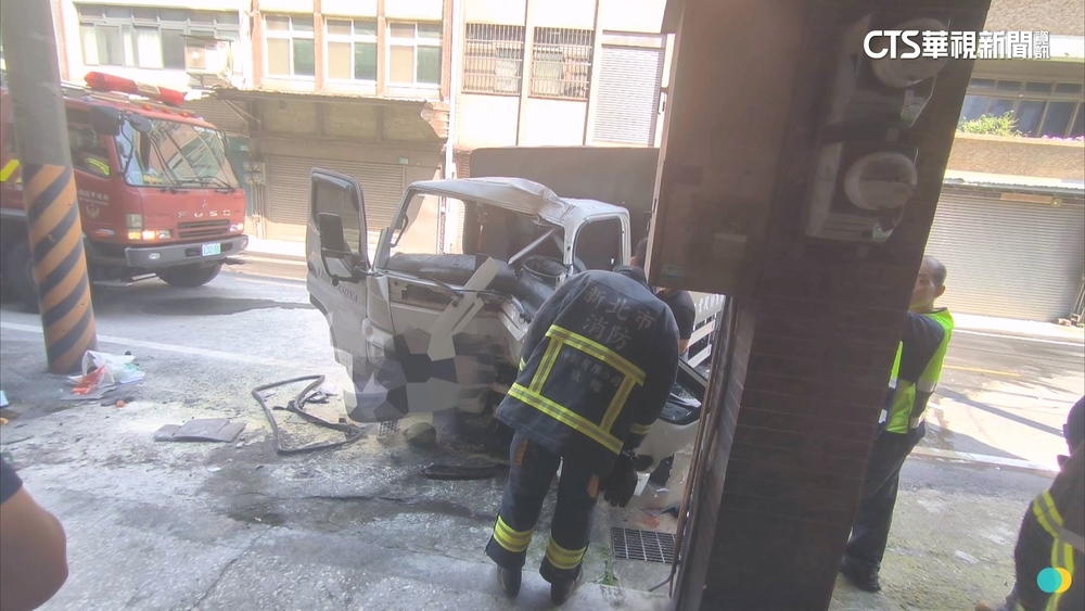 險撞進民宅！　鶯歌兩貨車相撞　駕駛.乘客3人急送醫