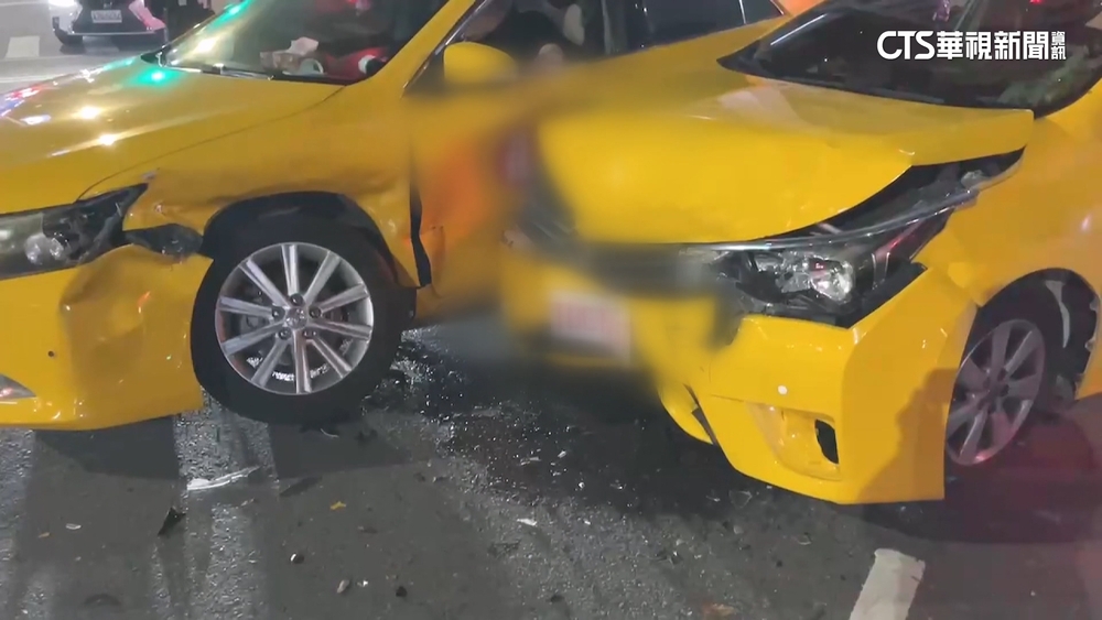 砰！運將闖紅燈　路口撞上載客計程車　2運將受傷送醫