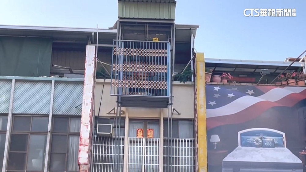 家具行外牆加掛「大貨梯」　民眾憂摔落砸人車　工務局：5月底拆除