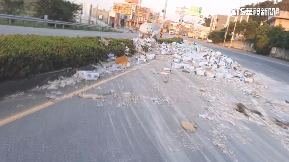 曳引車載磁磚轉彎掉路面　煙霧瀰漫後車急剎險釀禍