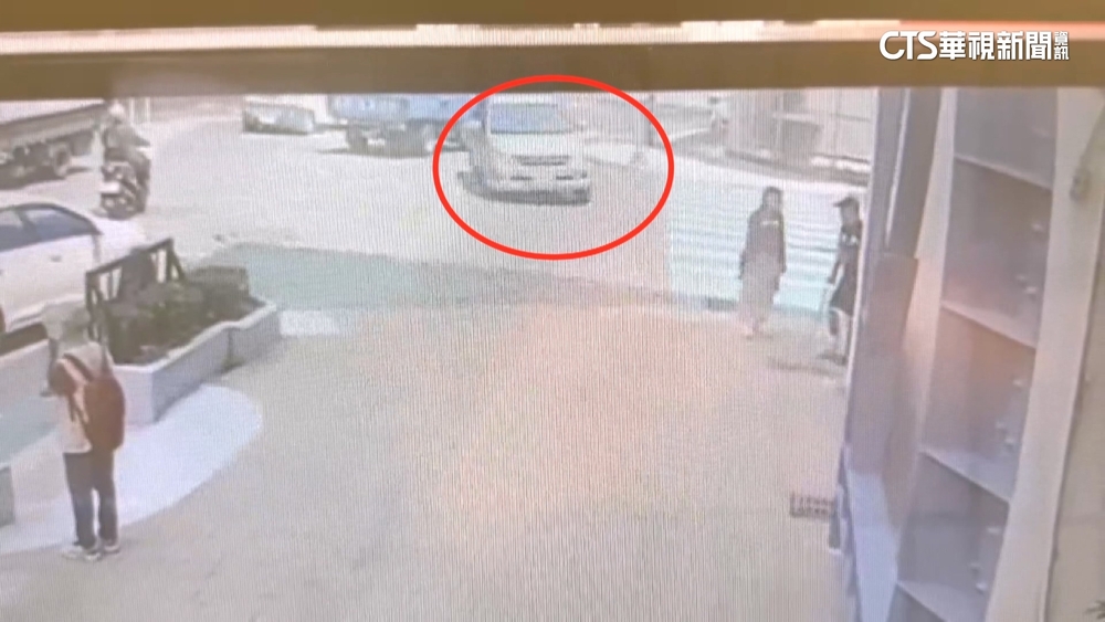 來不及閃！休旅車猛撞八德區公所　無辜路人1死1重傷