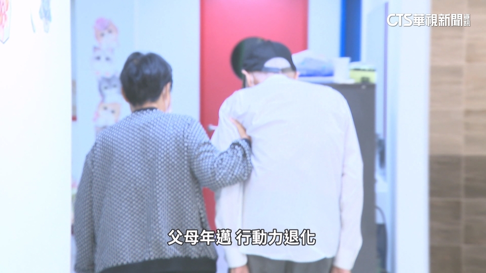 「三明治照顧者」上班族　每週顧逾20時恐影響健康