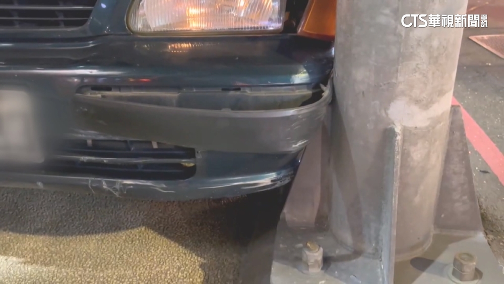 轎車暴衝連撞3機車5傷　7旬婦走人行道也遭波及