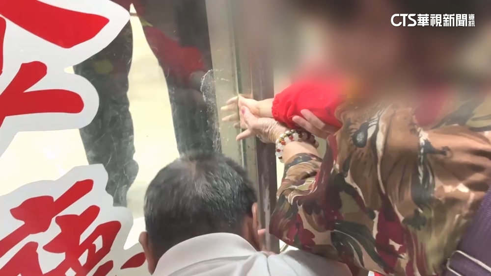 4歲童手掌夾餐廳玻璃門縫　警消破壞玻璃助脫困