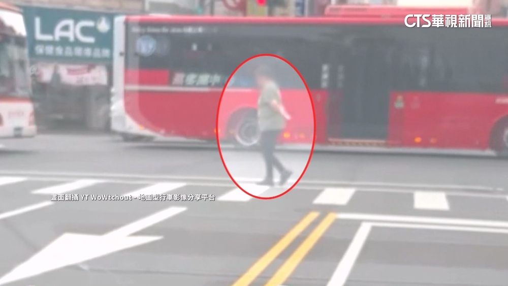 女過馬路「超緩慢」　公車不敢轉彎「整車等她一人」