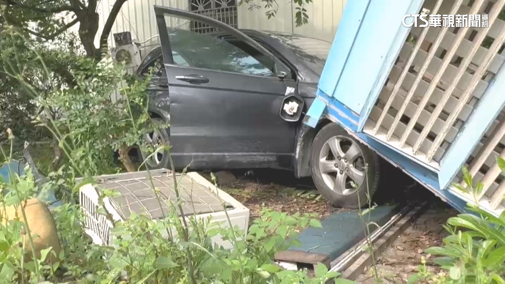 轎車逆向撞機車！駕駛棄車逃　遭撞騎士乘客1死2傷