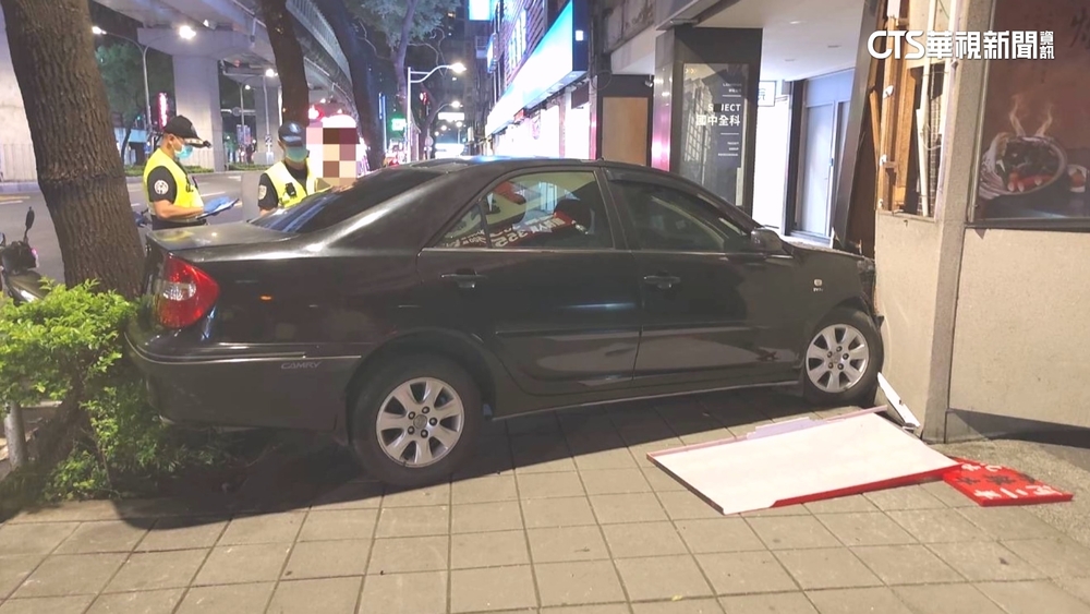 板橋深夜兩車對撞！力道猛　車頭遭硬生生「削斷一截」