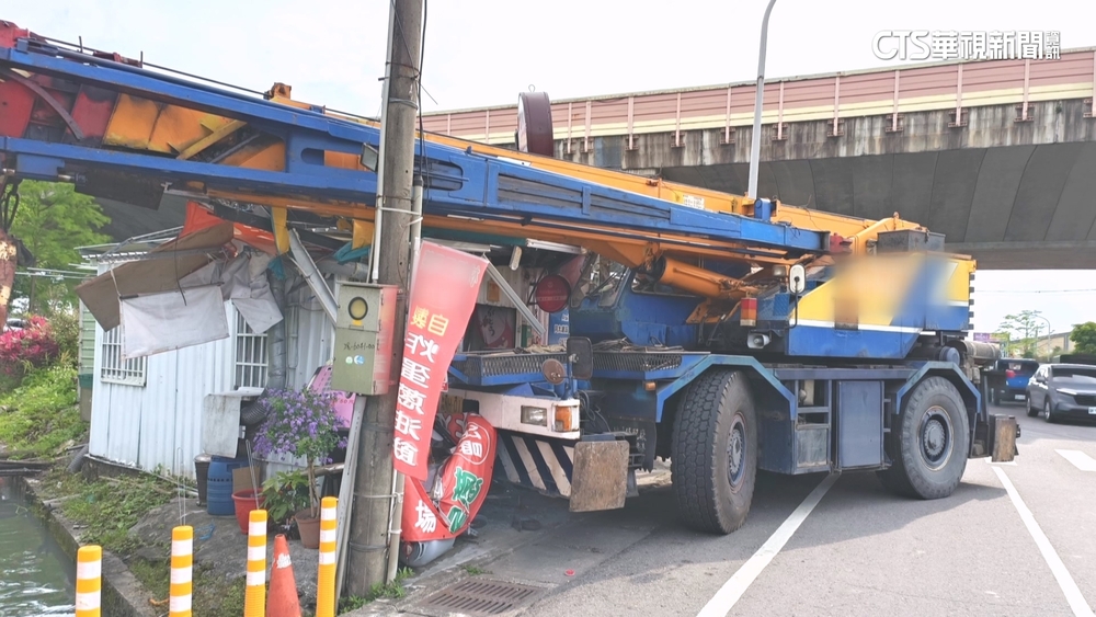 宜蘭炸彈蔥油餅店突暫停營業　店面遭吊車撞毀