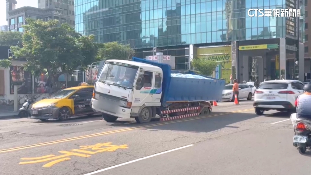 台中英才路突凹陷成小坑　貨車滿載砂石陷入洞