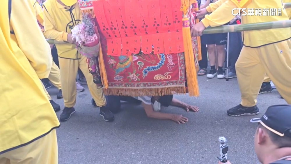 粉紅超跑趕路中！　沿途停留賜福　病患.信眾眼泛淚光