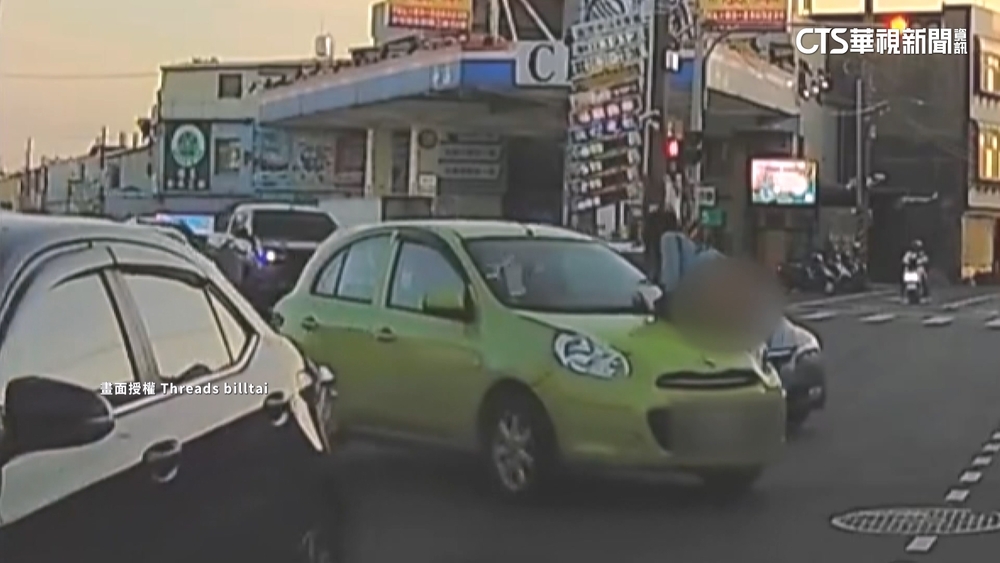 「人趴車蓋」穿車陣！民眾目睹驚呆　警將追查開罰