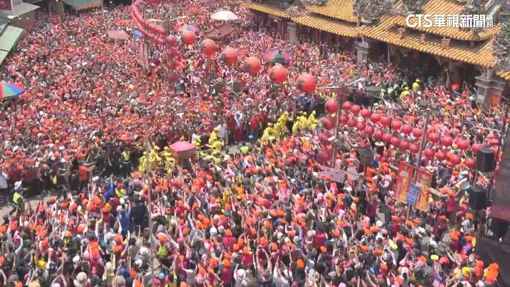 進喔！白沙屯媽祖抵北港　「粉紅超跑」三進三退入廟