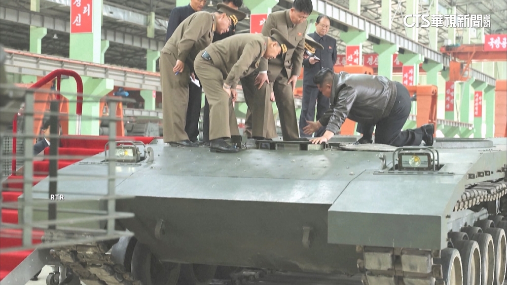 金正恩跪姿視察坦克　稱推動裝甲武力革命關鍵