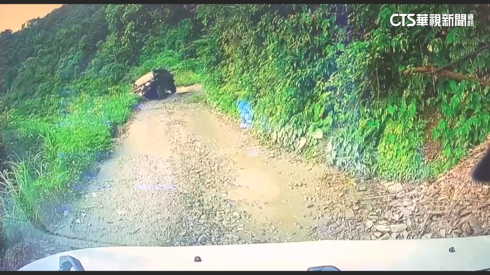 宜蘭武荖坑林道皮卡車墜谷　對向第一視角睹全程