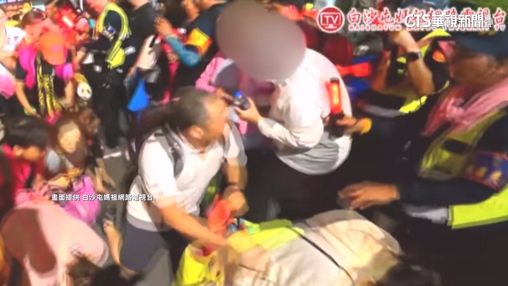 粉紅超跑旋風！　女為親人求平安磕腫額頭