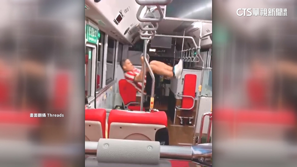 在公車上健身？　外籍乘客「倒掛扶桿」乘客傻眼