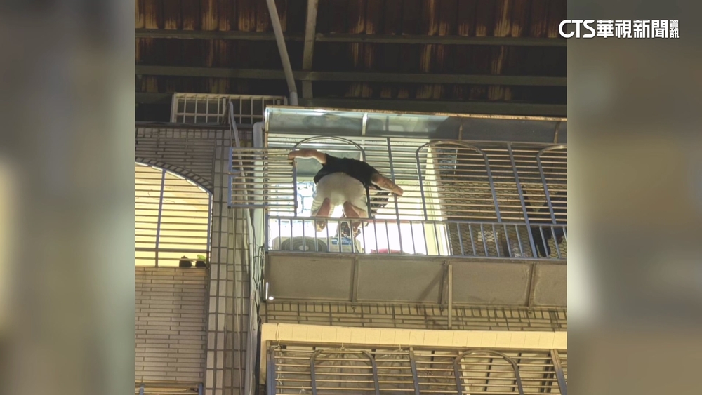 「醉」失控！　男爬5樓鐵窗吼叫罵路人　警消制伏送醫