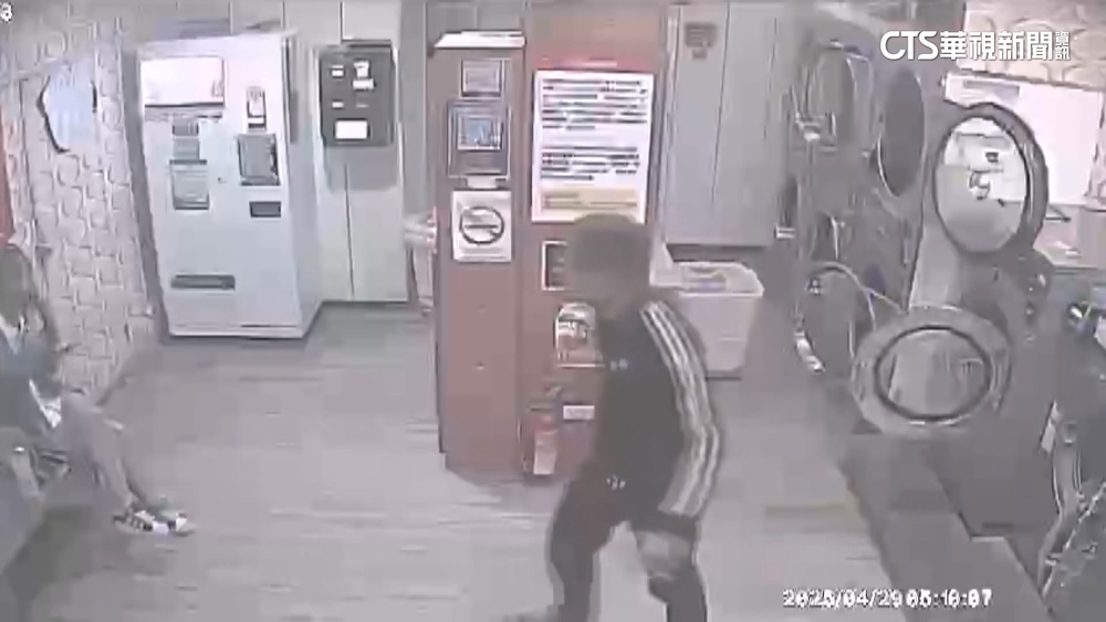 悚！　男持鐵鎚闖洗衣店砸30萬機台　嚇壞一旁女顧客