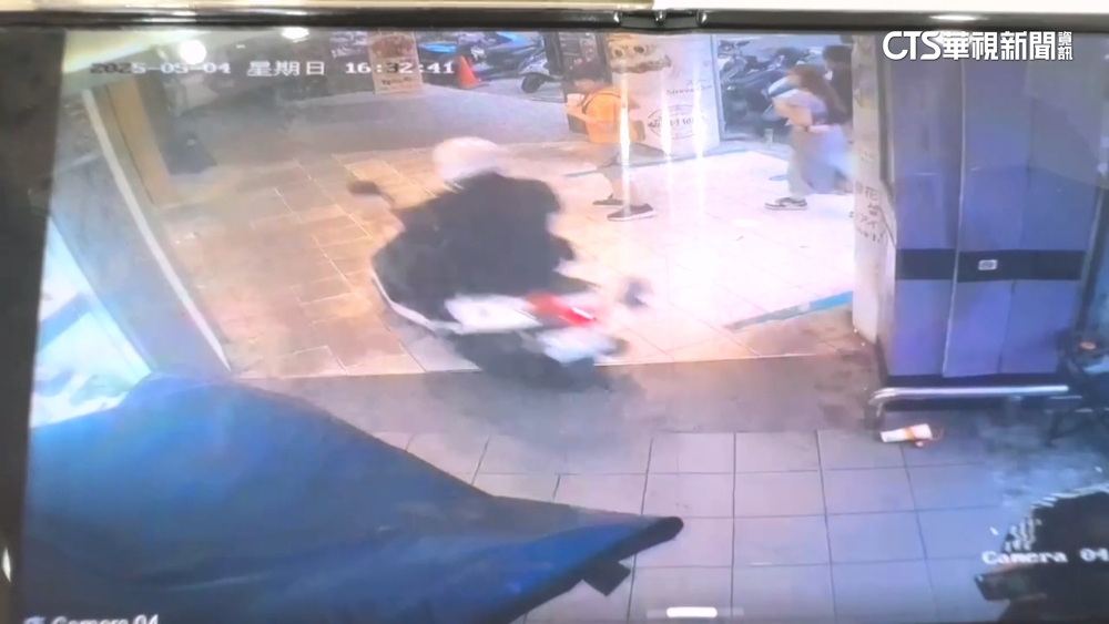 基隆廟口追逐戰！　騎士無照+未戴安全帽遇警狂奔