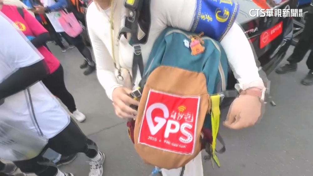 GPS志工背裝備隨轎狂奔　實時回傳鑾轎位置