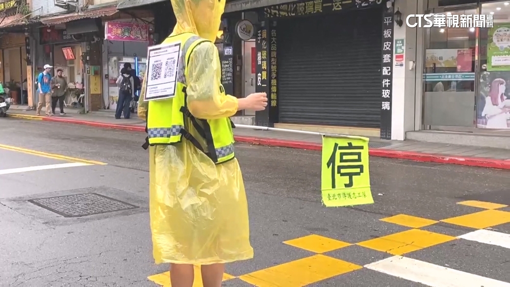政大行穿道上演「人車爭道」　學生自發導護爭經費