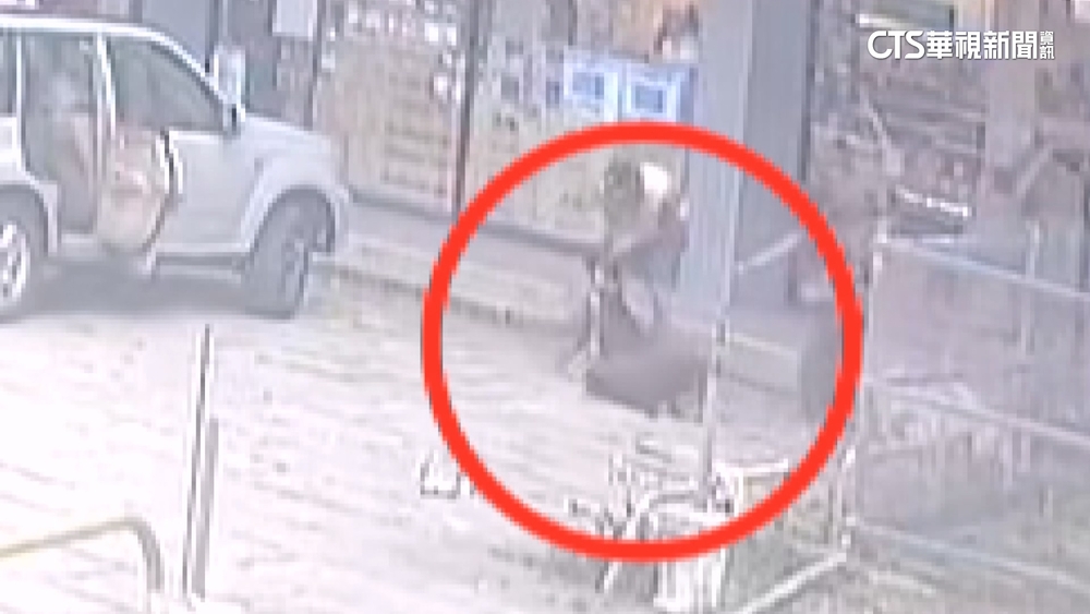 疑比特犬攻擊！　緊咬浪犬30秒害全身8處受傷　警追飼主