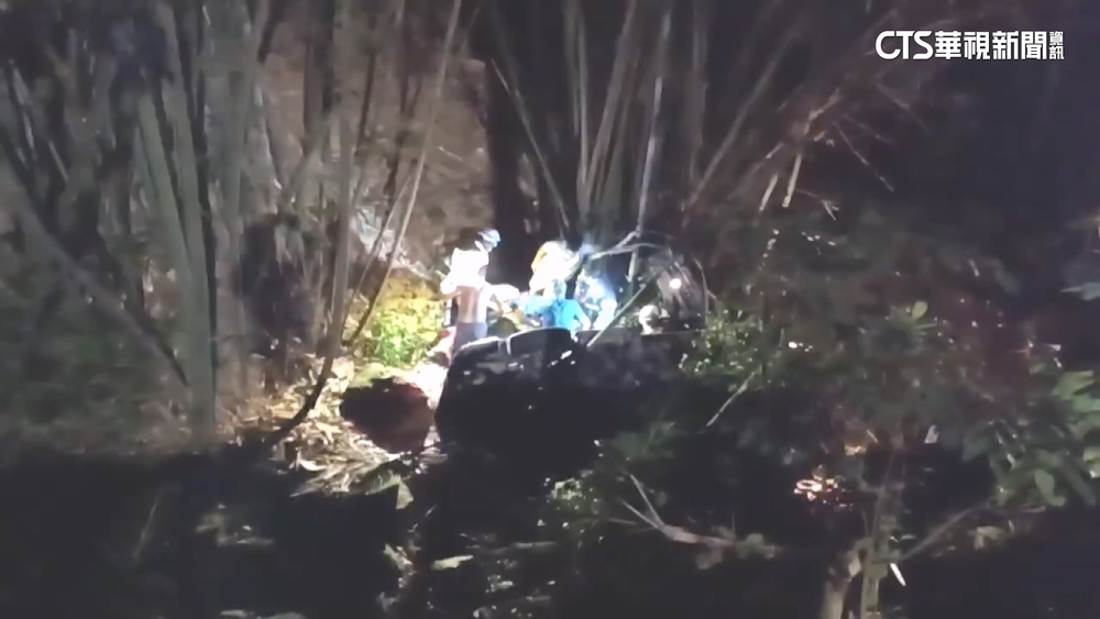 登山載友返家疑不熟路況　轎車翻落山坡駕駛送醫