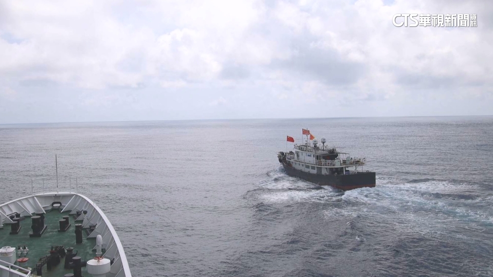 中漁船又撈過界　海巡台中艦水砲強勢驅離