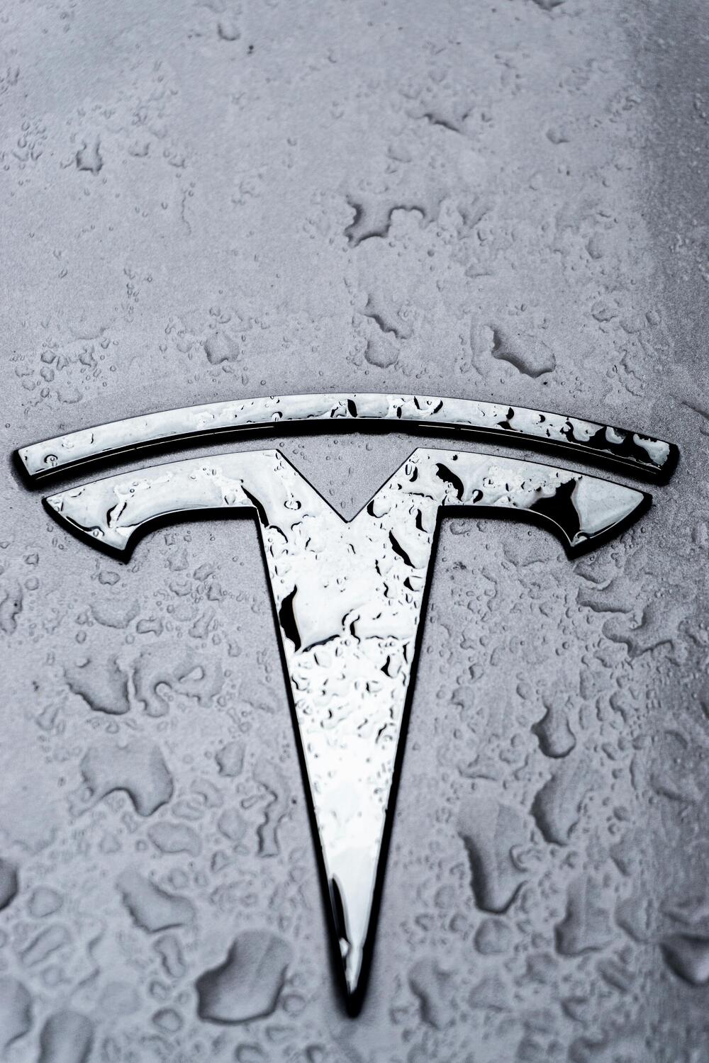 女學生搭Uber弄濕地毯遭求償4萬1　特斯拉估價單公布了