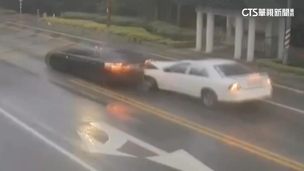 賠慘了？疑下雨視線差　駕駛追撞待轉瑪莎拉蒂