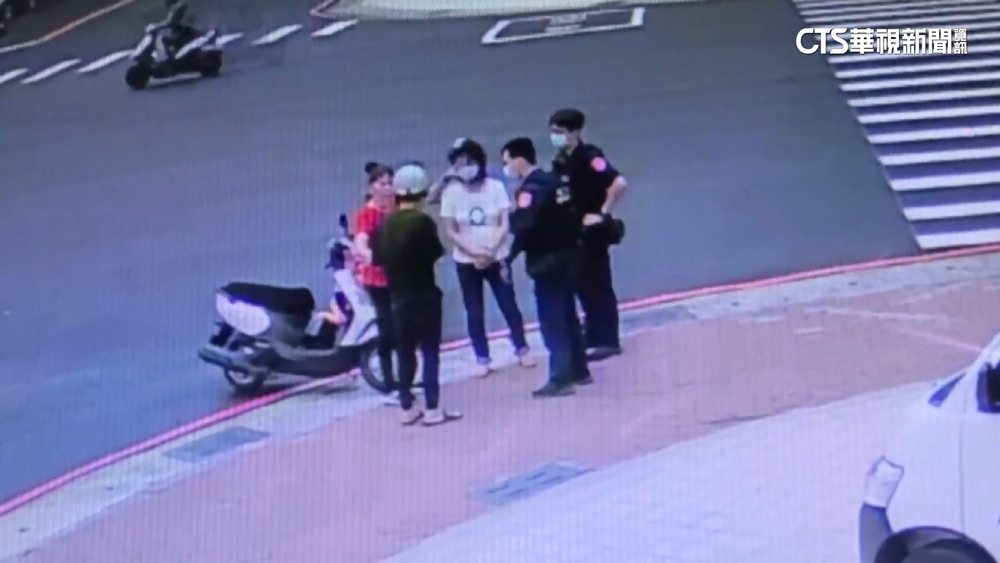 包包沒拉好！5萬治喪費掉滿地　好心人車陣中冒險撿回