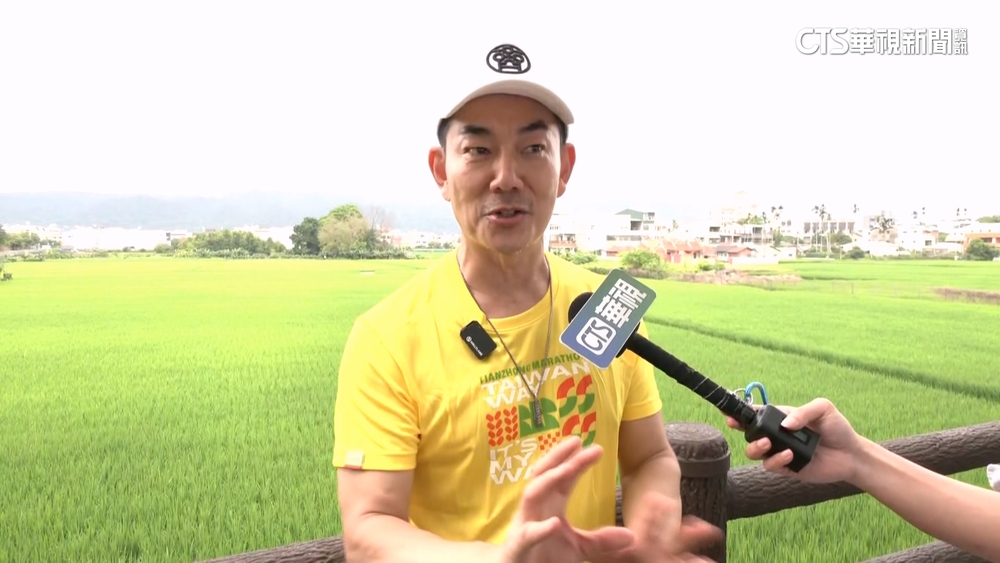 返鄉遇白沙屯媽祖　任賢齊拿手機追粉紅超跑