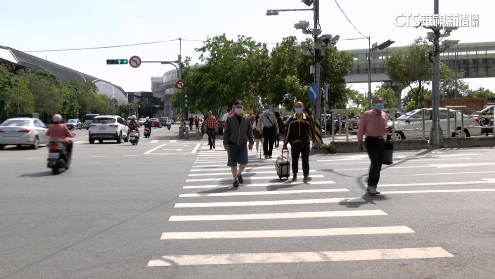 維護行人過馬路安全　交部推「早亮綠燈5-10秒」