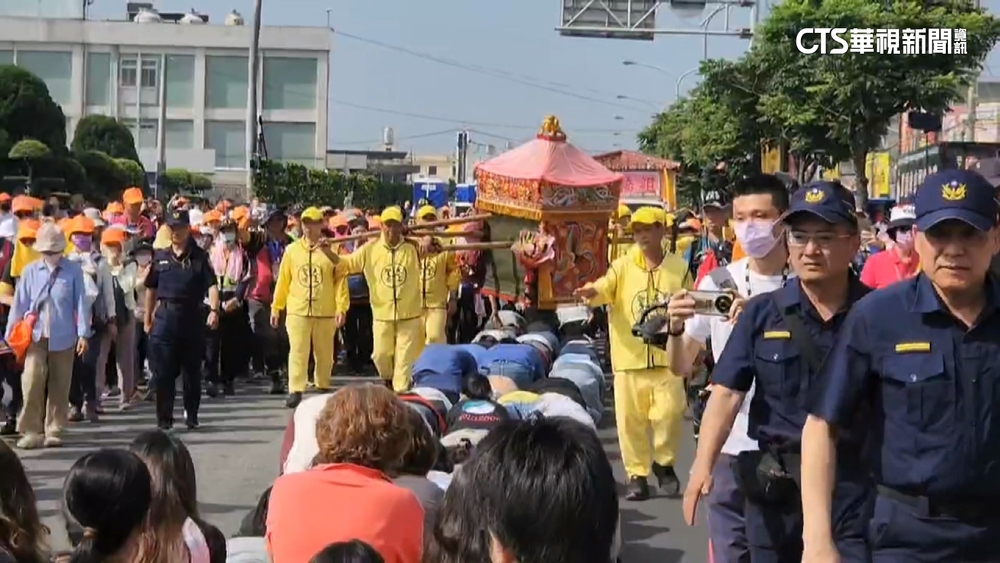 白沙屯媽祖行經彰化　鑽轎底隊伍長2公里.排逾1小時