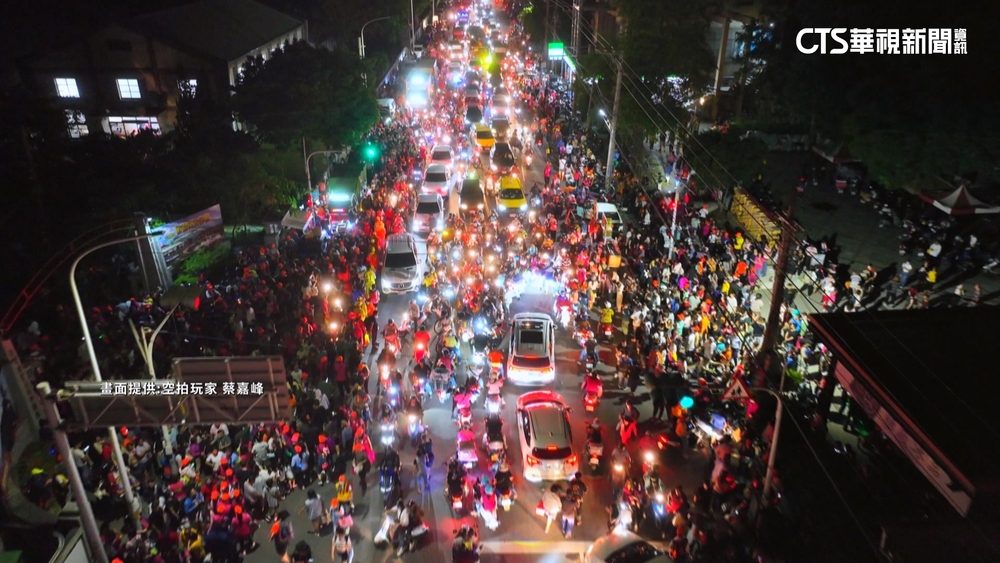 白沙屯媽祖首駐溪湖糖廠　道路人車擠爆　如「陸地銀河」