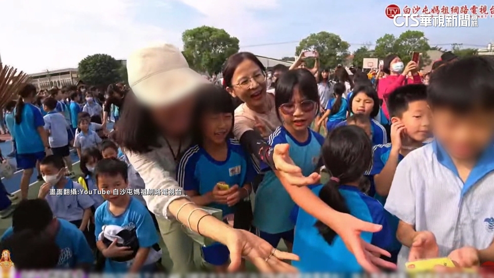 女師疑攔結緣品？　男學童手空傻眼...校方：每人都有拿到