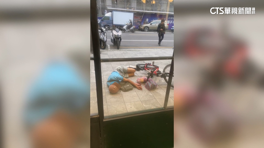 男髮廊前無故「倒地」設計師關心　警到場竟喊被打