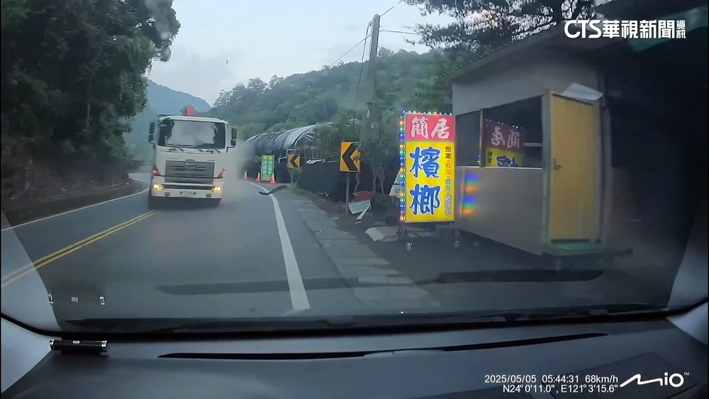 山路險遇劫！　吊卡車爆胎失控　險衝對向撞車