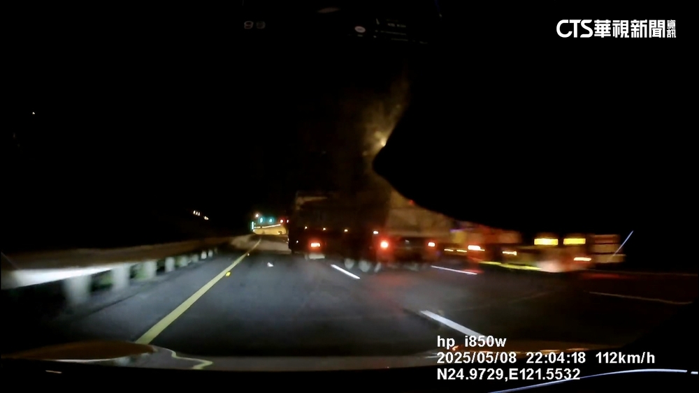 驚險一瞬間！大車閃緩撞車急切2線道　後車險撞上