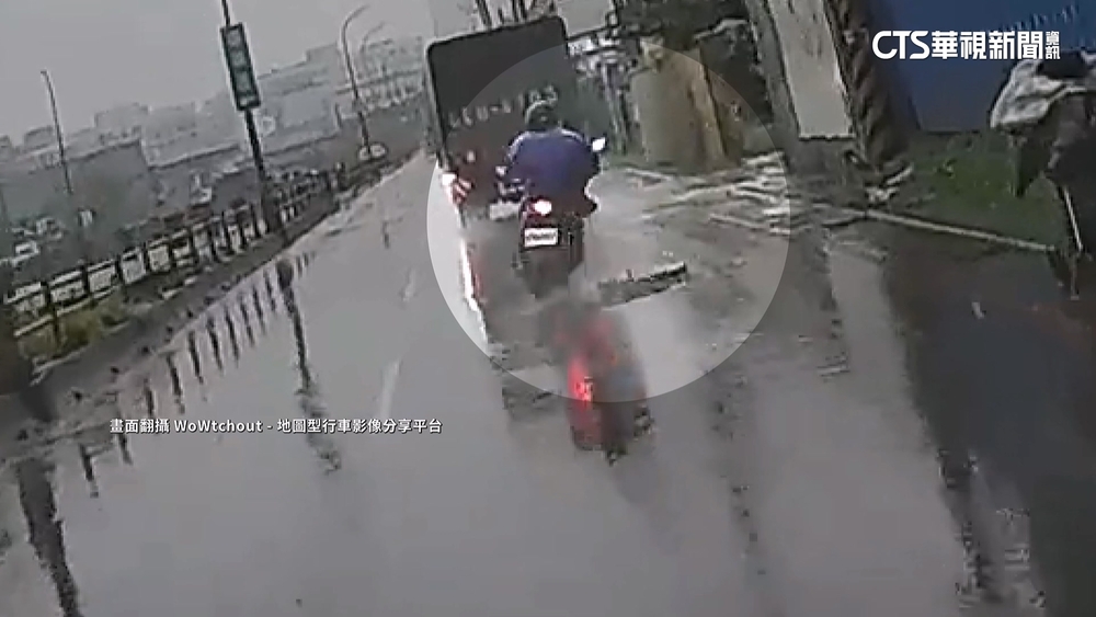 人孔蓋突掀開！　外送員直擊「騎士撞擊後慘摔滑行」